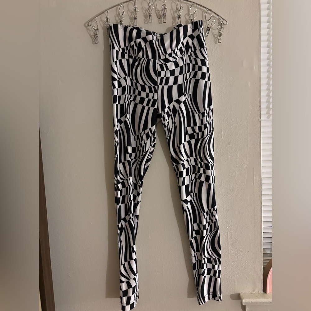 Black and white checkered print leggings